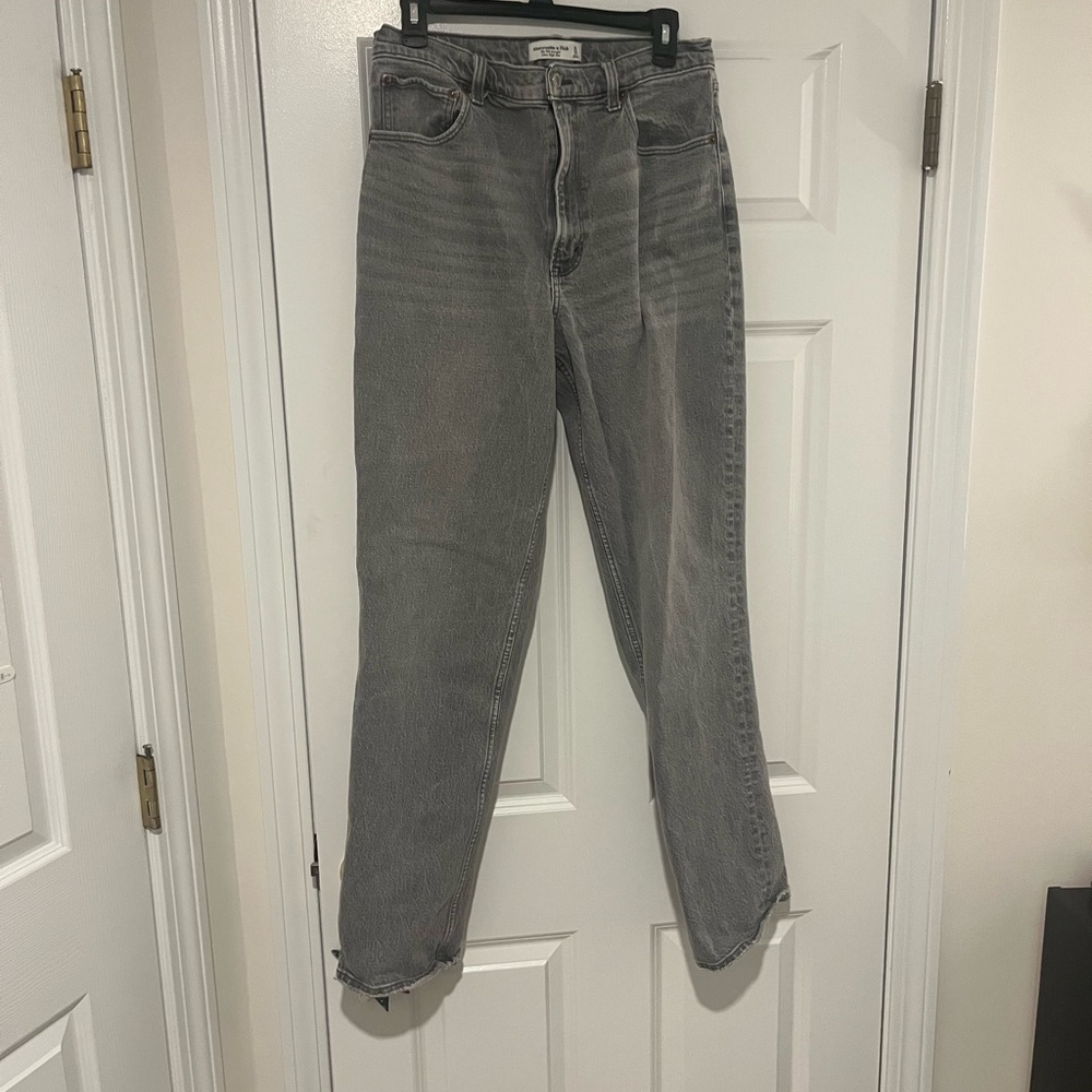 Abercrombie & Fitch Gray 90s Straight Ultra High Rise Jeans in 30 (10) Long